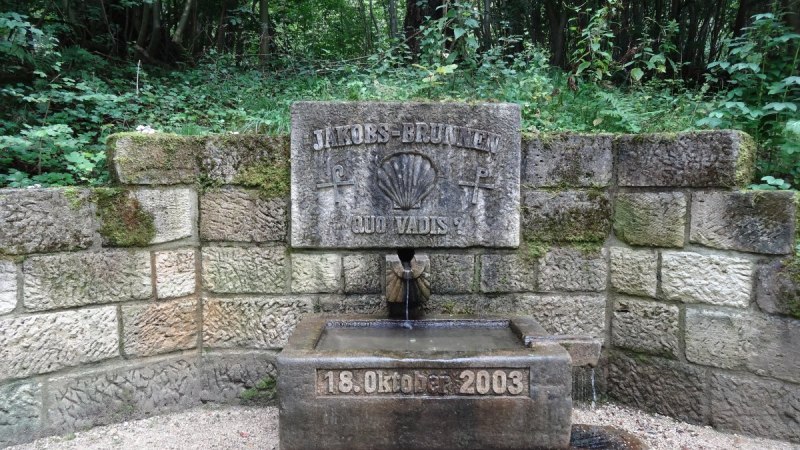 Steinerner Jakobsbrunnen im Wald, mit Inschrift 'Quo Vadis?' und Datum 18. Oktober 2003. Umgeben von grüner Vegetation., © Nürtingen - Stuttgart-Marketing GmbH Steinerner Jakobsbrunnen im Wald, mit Inschrift 'Quo Vadis?' und Datum 18. Oktober 2003. Umgeben von grüner Vegetation., © Nürtingen - Stuttgart-Marketing GmbH