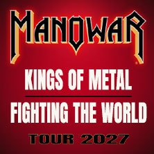 Poster f&uuml;r die Manowar Tour 2027 mit dem Titel 'Kings Of Metal Fighting The World'. Roter Hintergrund mit wei&szlig;em und schwarzem Text., &copy; links im Bild