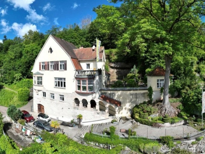 Die Villa Seiz thront majestätisch auf einem Hügel, umgeben von üppigem Grün und einem gepflegten Garten. Ein idyllisches Refugium mit historischem Charme., © Touristik und Marketing GmbH