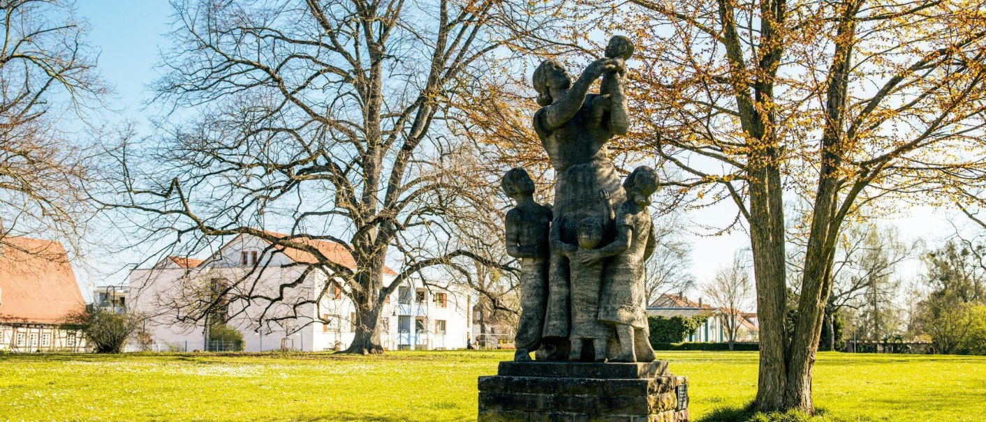 Eine Skulpturengruppe im Alten Stadtgarten Kornwestheim, umgeben von blühenden Bäumen und grüner Wiese, bei sonnigem Wetter., © Stuttgart-Marketing GmbH, Sarah Schmid Eine Skulpturengruppe im Alten Stadtgarten Kornwestheim, umgeben von blühenden Bäumen und grüner Wiese, bei sonnigem Wetter., © Stuttgart-Marketing GmbH, Sarah Schmid