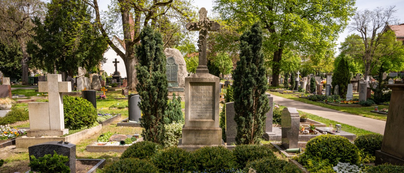Der Uff-Kirchhof mit Grabsteinen, Kreuzmonumenten und gepflegten Gr&auml;bern unter alten B&auml;umen., &copy; Peter Jagusch/Landeshauptstadt Stuttgart