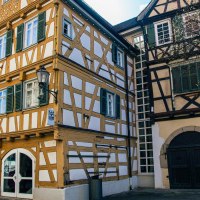 Fachwerkgebäude in Schorndorf mit grünen Fensterläden. Ein Baum steht im Vordergrund, daneben ein modernes Gebäude., © Stuttgart-Marketing GmbH, Sarah Schmid Fachwerkgebäude in Schorndorf mit grünen Fensterläden. Ein Baum steht im Vordergrund, daneben ein modernes Gebäude., © Stuttgart-Marketing GmbH, Sarah Schmid