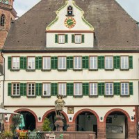 Historischer Marktplatz in Weil der Stadt mit Fachwerkh&auml;usern und einem zentralen Geb&auml;ude mit Uhr und Statue., &copy; Stuttgart-Marketing GmbH, Sarah Schmid