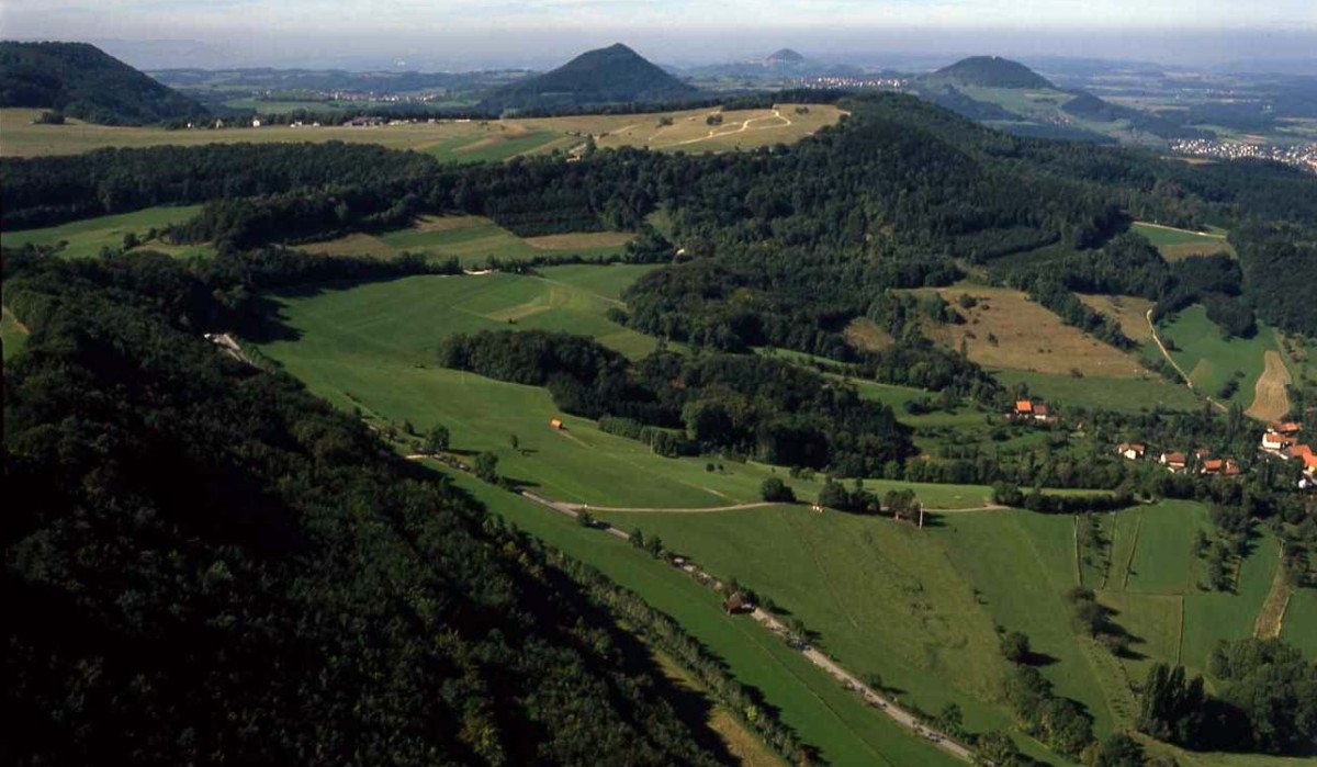 Luftaufnahme der Dreikaiserberge mit grünen Feldern, Wäldern und sanften Hügeln unter einem blauen Himmel., © Stadt Schwäbisch Gmünd Luftaufnahme der Dreikaiserberge mit grünen Feldern, Wäldern und sanften Hügeln unter einem blauen Himmel., © Stadt Schwäbisch Gmünd