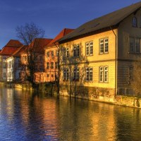 Historische Gebäude am Fluss in der Altstadt von Esslingen, beleuchtet von der Abendsonne. Im Hintergrund ist ein Kirchturm zu sehen., © Stuttgart-Marketing GmbH Historische Gebäude am Fluss in der Altstadt von Esslingen, beleuchtet von der Abendsonne. Im Hintergrund ist ein Kirchturm zu sehen., © Stuttgart-Marketing GmbH