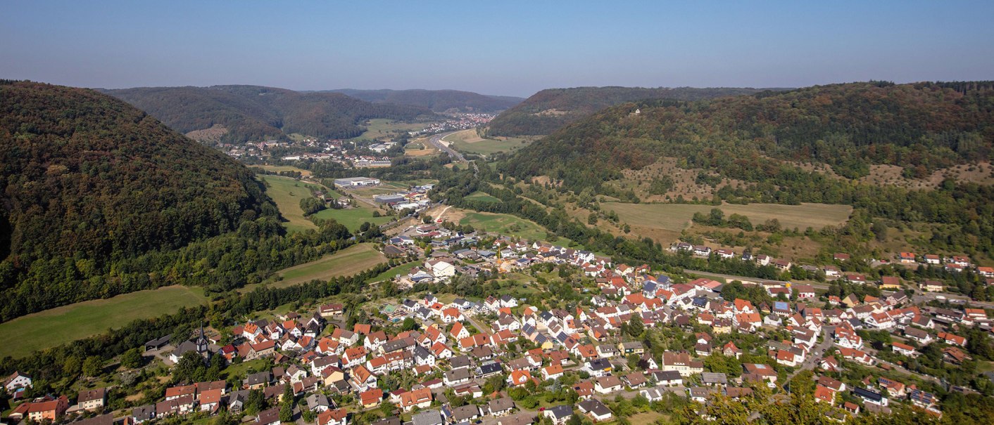 Luftaufnahme von Bad Diutzenbach, umgeben von grünen Hügeln und Wäldern. Im Vordergrund sind Häuser und Straßen zu sehen, im Hintergrund erstreckt sich die Landschaft., © Stuttgart-Marketing GmbH / Achim Mende Luftaufnahme von Bad Diutzenbach, umgeben von grünen Hügeln und Wäldern. Im Vordergrund sind Häuser und Straßen zu sehen, im Hintergrund erstreckt sich die Landschaft., © Stuttgart-Marketing GmbH / Achim Mende