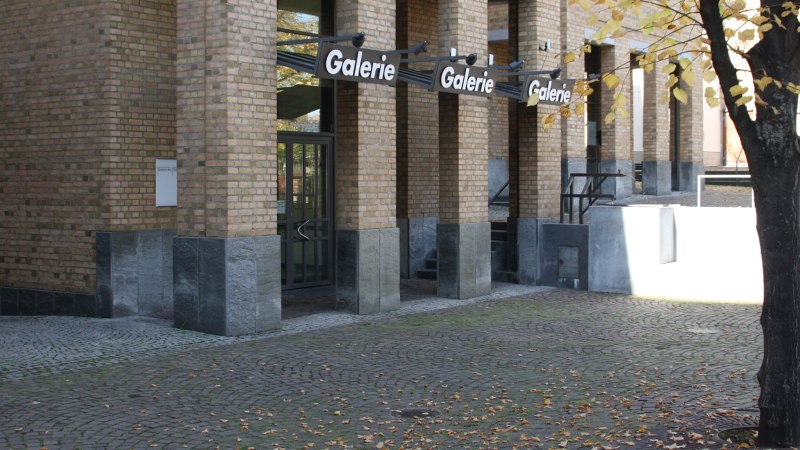 Eingang der St&auml;dtischen Galerie Fellbach mit Backsteinfassade, Glasfront und herbstlichem Baum im Vordergrund., &copy; Galerie der Stadt Fellbach