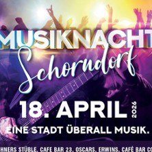 Werbeplakat f&uuml;r die Musiknacht in Schorndorf am 18. April 2026. Ein Gitarrist und ein begeistertes Publikum sind im Hintergrund zu sehen., &copy; links im Bild