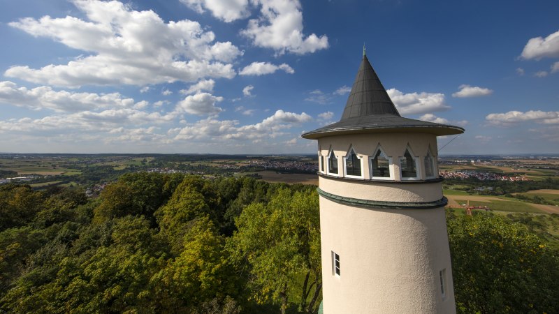 Der Engelbergturm in Leonberg ragt über eine grüne Landschaft, unter einem blauen Himmel mit weißen Wolken., © SMG Achim Mende Der Engelbergturm in Leonberg ragt über eine grüne Landschaft, unter einem blauen Himmel mit weißen Wolken., © SMG Achim Mende