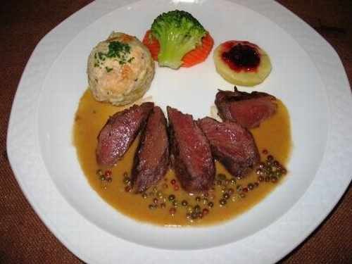 Wildschweinrücken in Pfefferrahmsoße mit Semmelknödel, Brokkoli, Karotten und Preiselbeeren auf einem Teller angerichtet., © Ulli Kellenbenz Wildschweinrücken in Pfefferrahmsoße mit Semmelknödel, Brokkoli, Karotten und Preiselbeeren auf einem Teller angerichtet., © Ulli Kellenbenz