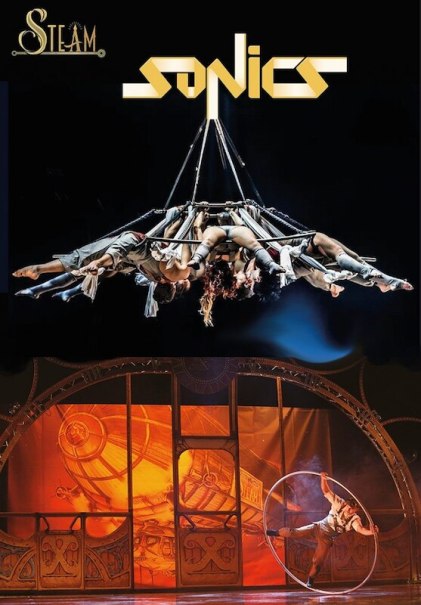 Akrobaten schweben in der Luft, während unten eine Bühne mit Steampunk-Dekor und einem Radkünstler zu sehen ist. Schriftzug 'Sonics' oben., © Stadthalle Leonberg