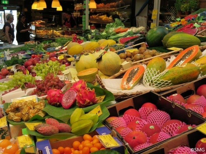 Bunter Obst- und Gemüsestand in der Stuttgarter Markthalle mit exotischen Früchten wie Papaya, Drachenfrucht und Melonen., © Stuttgart Marketing GmbH Bunter Obst- und Gemüsestand in der Stuttgarter Markthalle mit exotischen Früchten wie Papaya, Drachenfrucht und Melonen., © Stuttgart Marketing GmbH