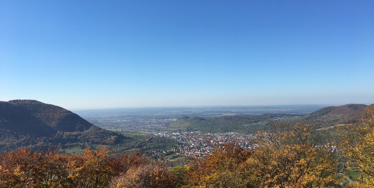 Herbstliche Aussicht vom Buckleter Kapf auf ein Tal mit buntem Laub und klarblauem Himmel., © Bad Urach Tourismus
