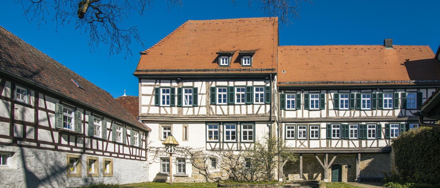 Fachwerkgeb&auml;ude der Propstei Sindelfingen mit rotem Ziegeldach und blauen Fensterl&auml;den. Der Himmel ist klar und blau., &copy; SMG, Sarah Schmid