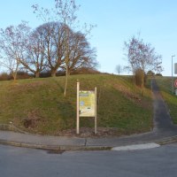 Ein Weg führt zu einem Hügel mit Bäumen. Ein Schild informiert über das Naturdenkmal „Drei Linden“ in Schafhausen., © Natur.Nah. Schönbuch & Heckengäu Ein Weg führt zu einem Hügel mit Bäumen. Ein Schild informiert über das Naturdenkmal „Drei Linden“ in Schafhausen., © Natur.Nah. Schönbuch & Heckengäu