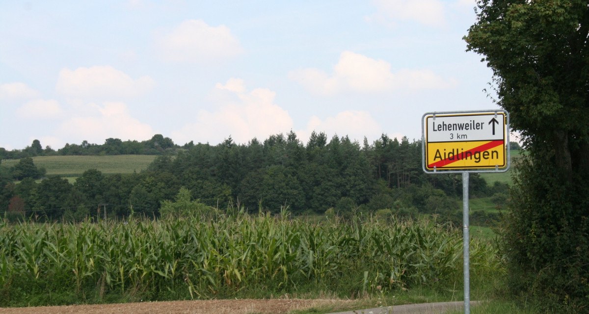 Straßenschild zeigt das Ende von Aidlingen und Richtung nach Lehenweiler. Umgebung mit Feldern und Bäumen, blauer Himmel im Hintergrund., © Natur.Nah. Schönbuch & Heckengäu Straßenschild zeigt das Ende von Aidlingen und Richtung nach Lehenweiler. Umgebung mit Feldern und Bäumen, blauer Himmel im Hintergrund., © Natur.Nah. Schönbuch & Heckengäu
