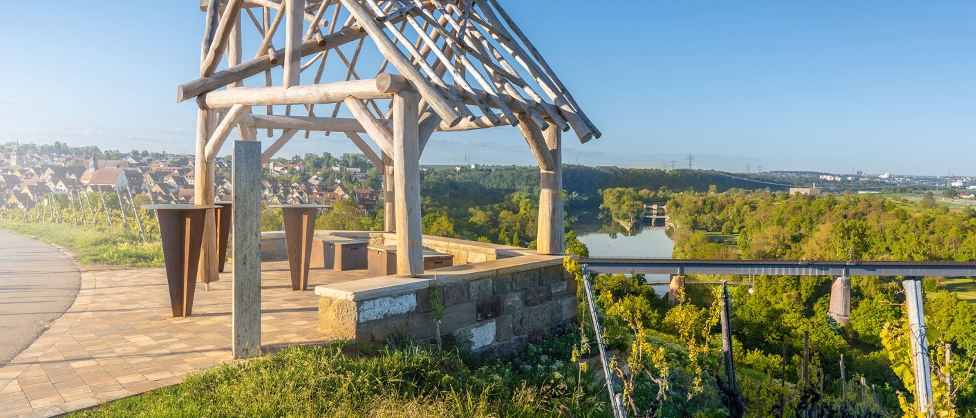 Aussichtsplattform mit Holzdach, Blick auf Fluss und Stadt im Hintergrund. Gr&uuml;ne Landschaft und blauer Himmel., &copy; SMG