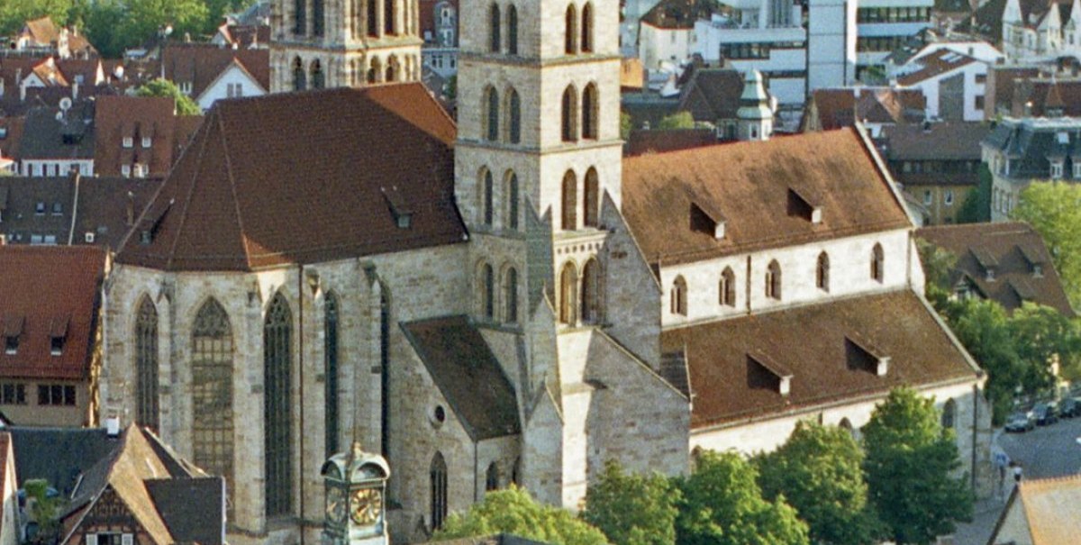 Luftaufnahme der St. Dionys Kirche in Esslingen am Neckar, umgeben von historischen Gebäuden und grüner Landschaft., © Esslinger Stadtmarketing & Tourismus GmbH