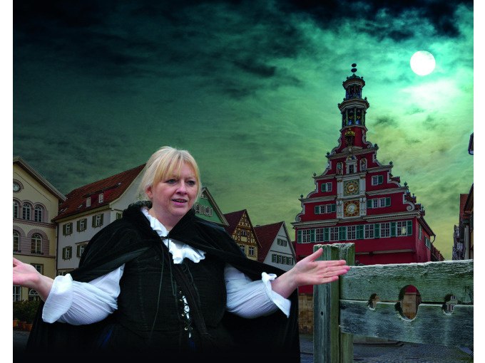 Eine Frau in historischer Kleidung steht vor dem Alten Rathaus in Esslingen. Der Vollmond leuchtet am Nachthimmel., © Esslinger Stadtmarketing &amp; Tourismus GmbH