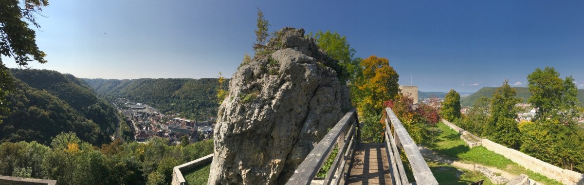 Panoramablick von der Burgruine Helfenstein auf eine Stadt in einem Tal, umgeben von bewaldeten Hügeln unter klarem Himmel., © Landkreis Göppingen
