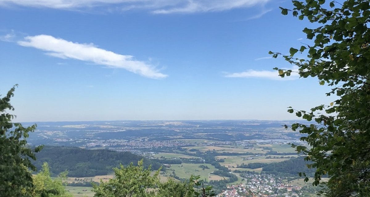 Blick von einem Aussichtspunkt bei der Bernharduskapelle auf eine weite Landschaft, umrahmt von Bäumen und blauem Himmel., © Touristik und Marketing GmbH Blick von einem Aussichtspunkt bei der Bernharduskapelle auf eine weite Landschaft, umrahmt von Bäumen und blauem Himmel., © Touristik und Marketing GmbH