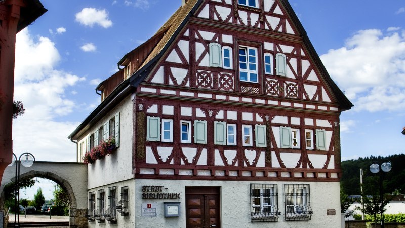 Fachwerkhaus in Plochingen mit rotem und wei&szlig;em Muster, blauer Himmel und gepflasterter Platz im Vordergrund., &copy; Thomas Pressel