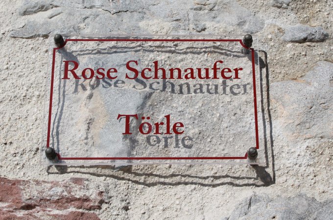 Ein Schild mit der Aufschrift 'Rose Schnaufer Törle' ist an einer alten Steinwand befestigt., © Stadtverwaltung Weil der Stadt Ein Schild mit der Aufschrift 'Rose Schnaufer Törle' ist an einer alten Steinwand befestigt., © Stadtverwaltung Weil der Stadt