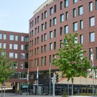 Das Park Inn by Radisson Stuttgart zeigt eine moderne Fassade mit vielen Fenstern. Vor dem Gebäude stehen grüne Bäume., © Park Inn by Radisson Stuttgart Das Park Inn by Radisson Stuttgart zeigt eine moderne Fassade mit vielen Fenstern. Vor dem Gebäude stehen grüne Bäume., © Park Inn by Radisson Stuttgart