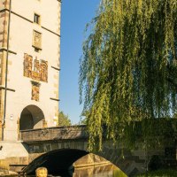 Das Beinsteiner Tor in Waiblingen, flankiert von einer Brücke und einem großen Baum, bei strahlend blauem Himmel., © Stuttgart-Marketing GmbH, Sarah Schmid