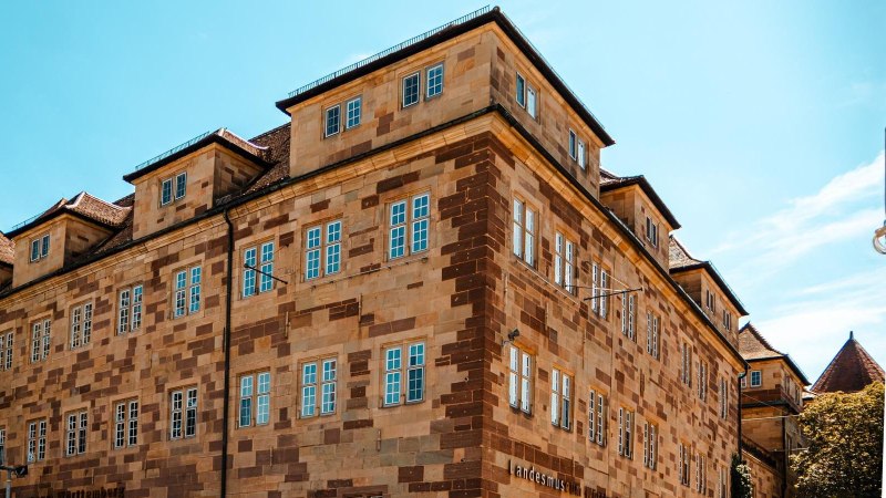 Das Altes Schloss in Stuttgart mit dem Schild des Landesmuseums Württemberg vor blauem Himmel., © Stuttgart Marketing GmbH, Sarah Schmid