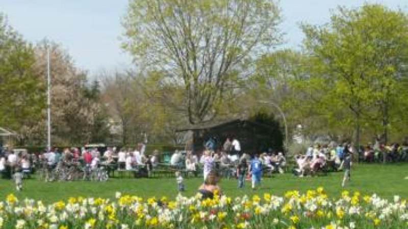 Menschen genie&szlig;en einen sonnigen Tag im Park, sitzen auf B&auml;nken, umgeben von bl&uuml;henden Blumen und B&auml;umen., &copy; Sindelfingen - Stuttgart-Marketing GmbH