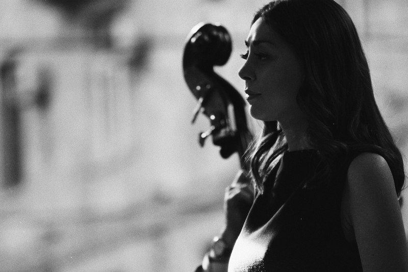 Eine Frau steht im Profil neben einem Kontrabass. Das Bild ist in Schwarz-Wei&szlig; gehalten und hat eine k&uuml;nstlerische Beleuchtung., &copy; Stadt B&ouml;blingen - Amt f&uuml;r Kultur