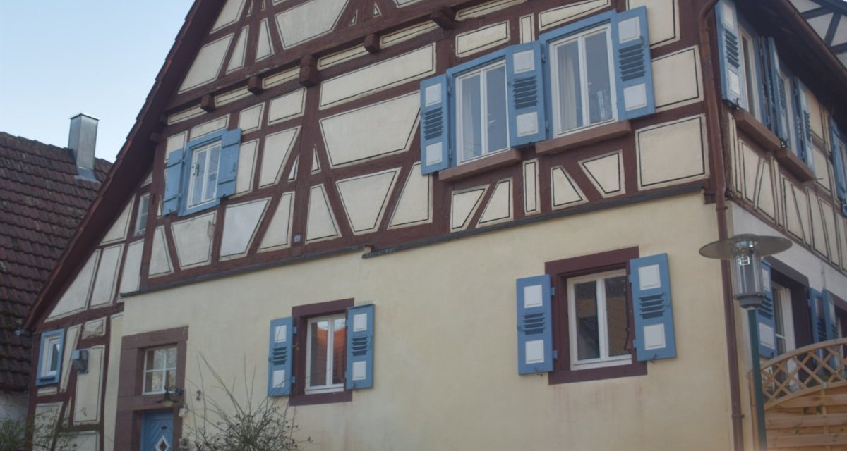 Fachwerkhaus mit blauen Fensterläden, geparktes Auto davor. Traditionelle Architektur, klare Himmel im Hintergrund., © Land der 1000 Hügel - Kraichgau-Stromberg Fachwerkhaus mit blauen Fensterläden, geparktes Auto davor. Traditionelle Architektur, klare Himmel im Hintergrund., © Land der 1000 Hügel - Kraichgau-Stromberg