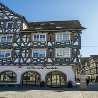 Fachwerkhäuser am Schorndorfer Marktplatz, darunter die Dr. Palm'sche Apotheke. Sonniges Wetter und blauer Himmel., © SMG, Sarah Schmid Fachwerkhäuser am Schorndorfer Marktplatz, darunter die Dr. Palm'sche Apotheke. Sonniges Wetter und blauer Himmel., © SMG, Sarah Schmid