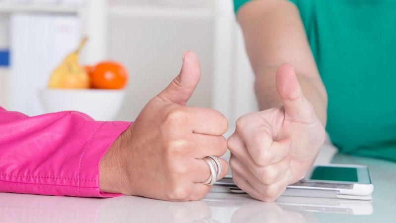 Zwei Personen zeigen Daumen hoch, eine in pinker Jacke, die andere in grünem Shirt, vor einem Tisch mit Tablet und Obstschale., © Forum Esslingen - Zentrum für Bürgerengagement