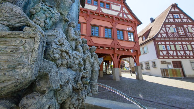 Detail eines Brunnens mit Figuren, im Hintergrund Fachwerkh&auml;user in Plochingen., &copy; Stuttgart-Marketing GmbH