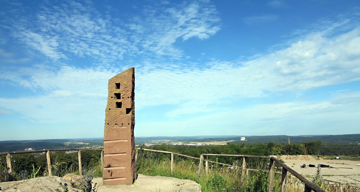 Steinskulptur auf einem Hügel, umgeben von Natur und einem weiten Blick über die Landschaft. Der Himmel ist blau mit einigen Wolken., © Bürgerverein Eltingen e. V. Steinskulptur auf einem Hügel, umgeben von Natur und einem weiten Blick über die Landschaft. Der Himmel ist blau mit einigen Wolken., © Bürgerverein Eltingen e. V.