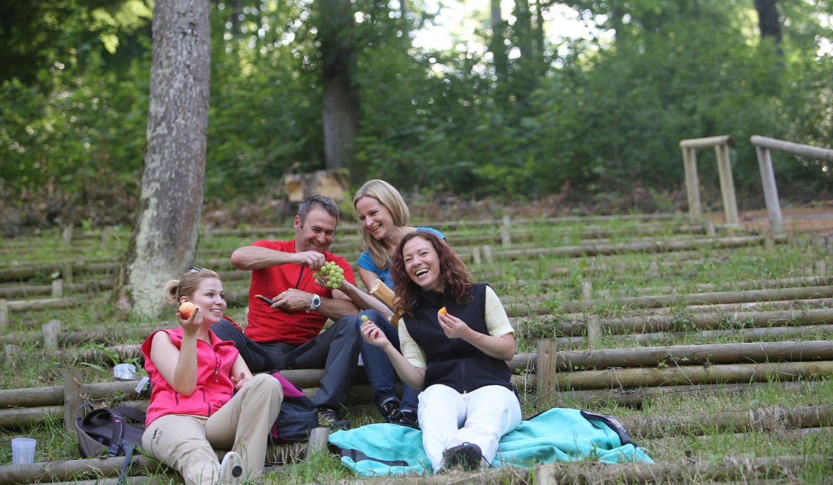 Wanderer schließen ihre Tour mit einem Picknick ab, © Bad Urach Tourismus