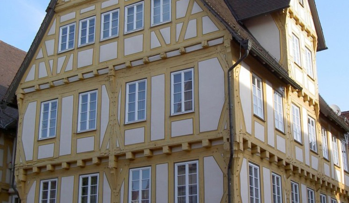 Historisches Fachwerkhaus mit Uhr und kleinem Glockenturm. Gelbe und weiße Fassade, steiles Dach, blauer Himmel im Hintergrund., © Natur.Nah. Schönbuch & Heckengäu