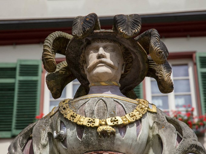 Eine Statue zeigt einen Mann mit einem Hut, aus dem Schlangen hervorkommen. Im Hintergrund sind gr&uuml;ne Fensterl&auml;den zu sehen., &copy; Stadtverwaltung Weil der Stadt