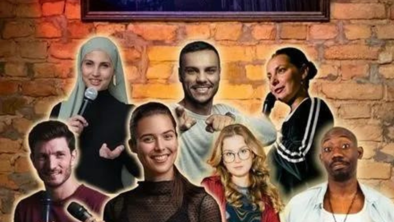 Plakat f&uuml;r die Stand-up-Comedy-Show 'Comedyflash'. Mehrere Comedians posieren vor einer Backsteinwand. Oben ist das Logo der Show zu sehen.