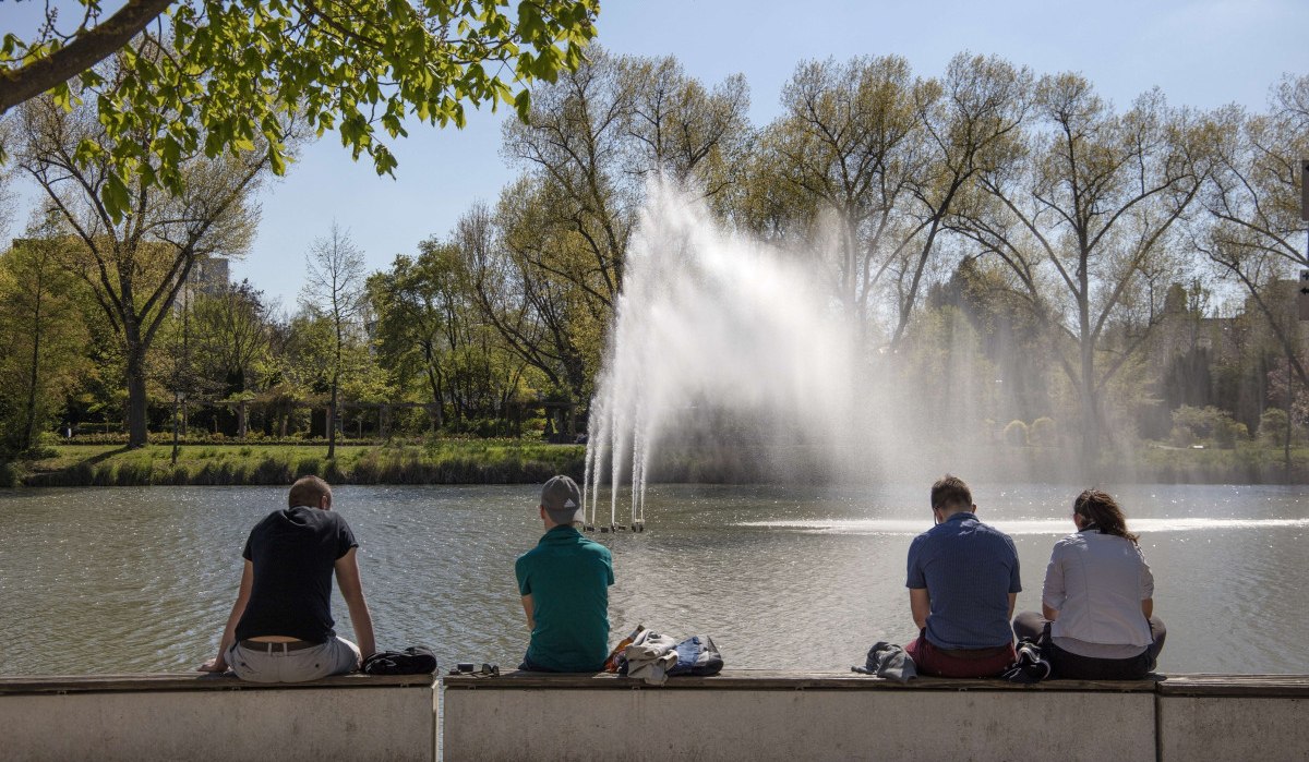 Vier Personen sitzen auf einer Bank am See, im Hintergrund ein Springbrunnen und Bäume., © Stuttgart Marketing GmbH Achim Mende Vier Personen sitzen auf einer Bank am See, im Hintergrund ein Springbrunnen und Bäume., © Stuttgart Marketing GmbH Achim Mende