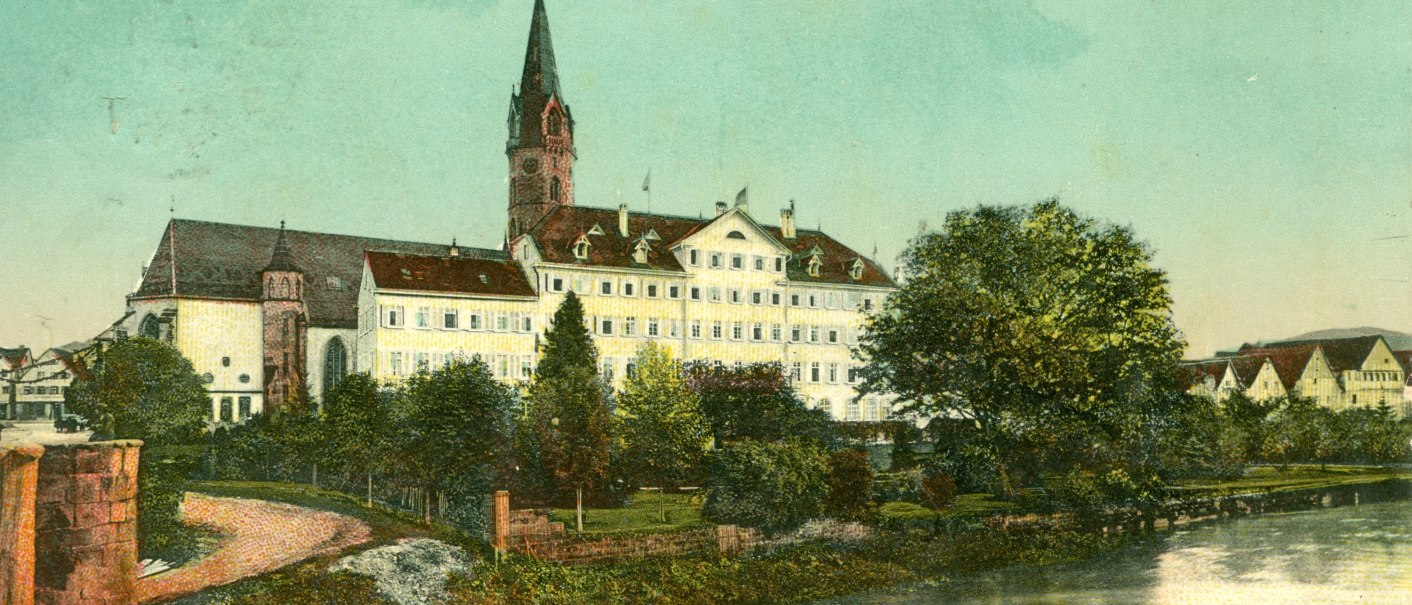 Pücklersches Schloss - weiß gestrichenes, langgezogenes, mehrstöckiges Schlossgebäude, im Vordergrund ein kleiner Park mit Büschen und Bäumen am Kocherufer, im Hintergrund Turm und Kichenschiff der evangelischen Stadtkirche, © Stadtarchiv Gaildorf