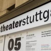 Nahaufnahme eines Informationsschilds der Staatstheater Stuttgart mit Veranstaltungshinweisen und Kontaktdaten., &copy; Stuttgart-Marketing GmbH, Sarah Schmid