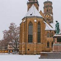 Schneebedeckter Schillerplatz in Stuttgart mit einer Kirche, einer Statue und historischen Geb&auml;uden im Hintergrund., &copy; Thomas Niederm&uuml;ller