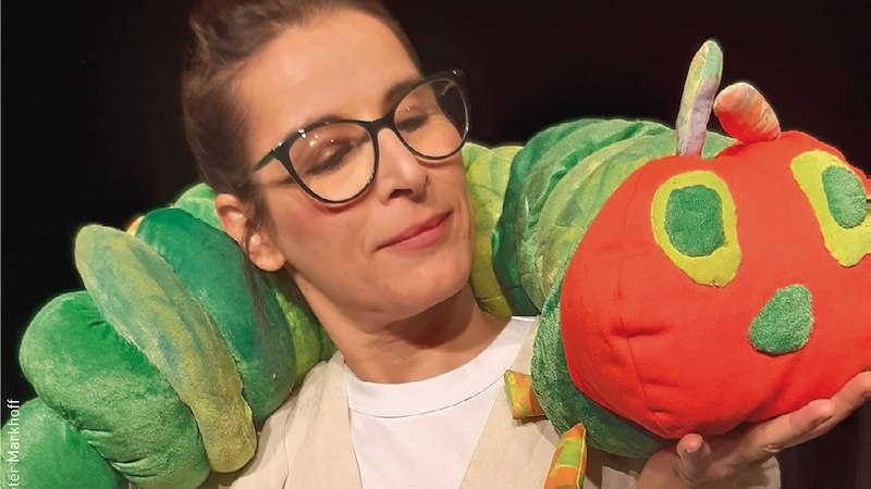 Frau mit Brille h&auml;lt eine gro&szlig;e Pl&uuml;schraupe mit gr&uuml;nem K&ouml;rper und rotem Kopf. Die Szene wirkt freundlich und kindgerecht., &copy; Stadt Kornwestheim Kulturmanagement