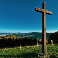 Holzkreuz auf Wiese mit Blick auf hügelige Landschaft und blauem Himmel., © Landkreis Göppingen Holzkreuz auf Wiese mit Blick auf hügelige Landschaft und blauem Himmel., © Landkreis Göppingen