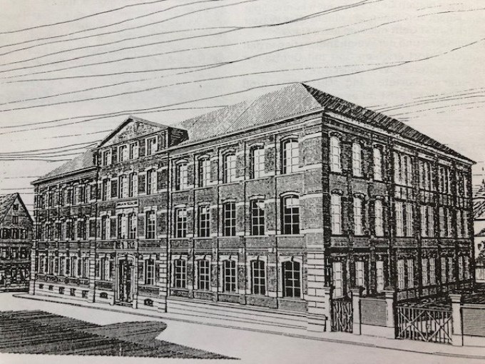 Historische Zeichnung eines gro&szlig;en Backsteingeb&auml;udes mit mehreren Stockwerken und vielen Fenstern. Das Geb&auml;ude hat ein Giebeldach und einen Eingang mit Tor., &copy; Stadt G&ouml;ppingen