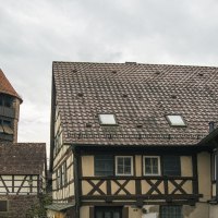 Der Seilerturm in Weil der Stadt neben Fachwerkhäusern, unter bewölktem Himmel. Historische Architektur in einer malerischen Umgebung., © SMG,  Sarah Schmid Der Seilerturm in Weil der Stadt neben Fachwerkhäusern, unter bewölktem Himmel. Historische Architektur in einer malerischen Umgebung., © SMG,  Sarah Schmid