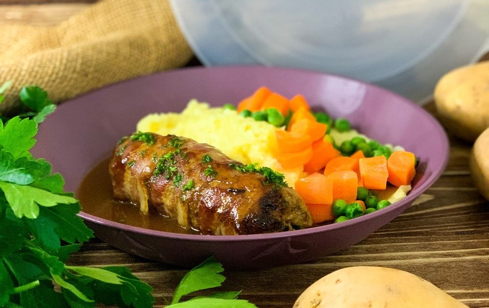 Ein Teller mit Fleisch, Kartoffelpüree, Erbsen und Karotten auf einem Holztisch, dekoriert mit Petersilie und Kartoffeln im Hintergrund., © Engel/ Rammerthof Ein Teller mit Fleisch, Kartoffelpüree, Erbsen und Karotten auf einem Holztisch, dekoriert mit Petersilie und Kartoffeln im Hintergrund., © Engel/ Rammerthof